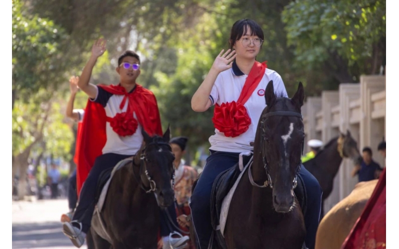 披紅掛花，打馬游街，新疆人送喜報(bào)好有儀式感